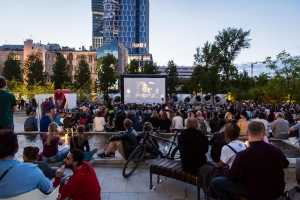 Kino letnie na placu Europejskim: Wyjście przez sklep z pamiątkami 