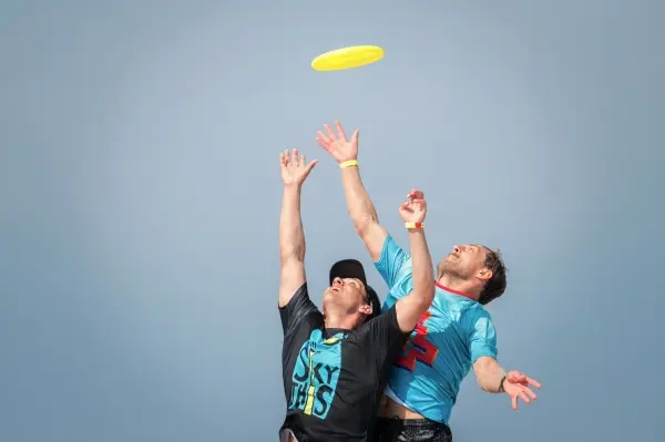 Plażowe granie w ultimate frisbee "Aktywny Warszawiak"